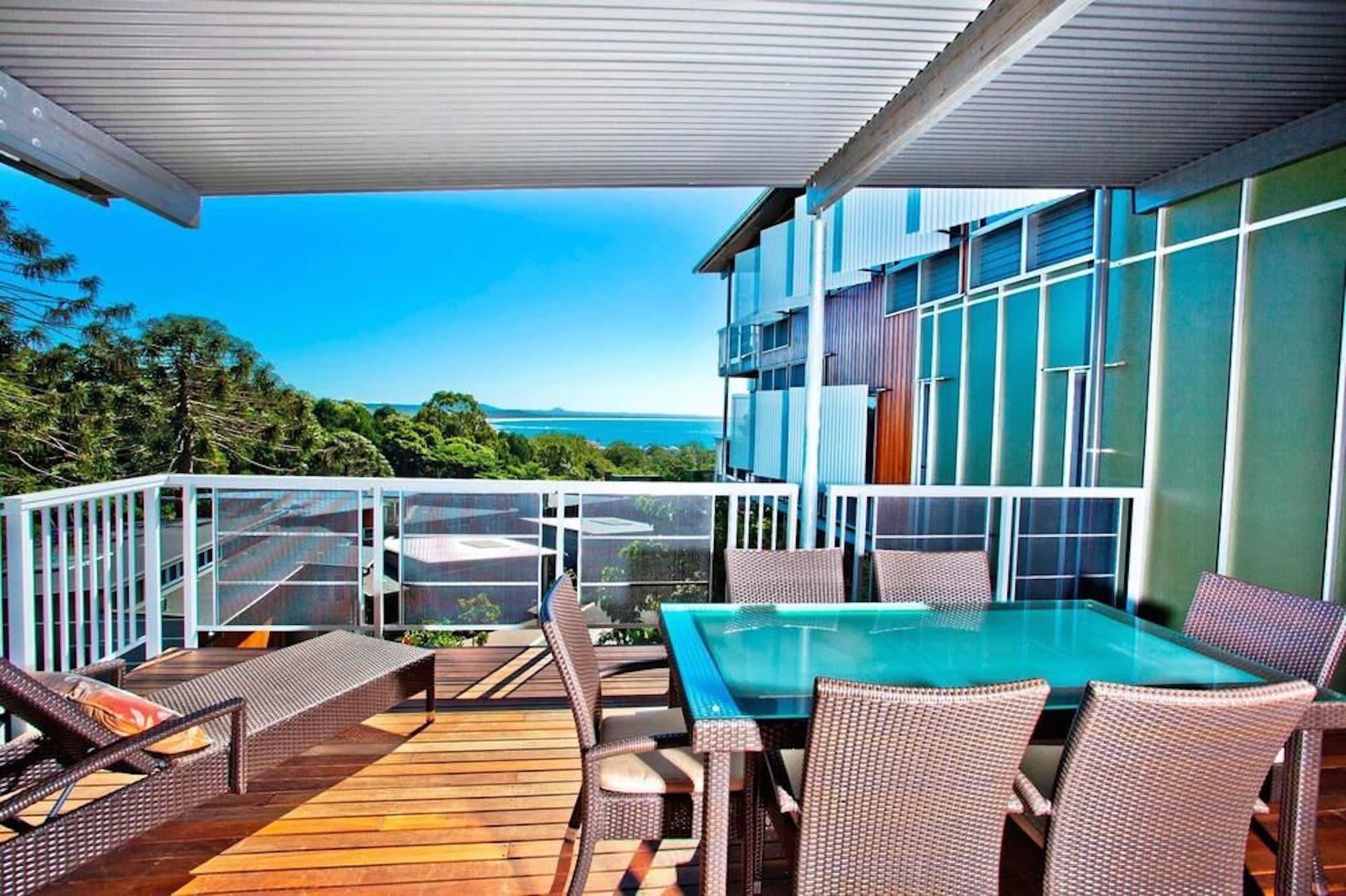 Peppers Noosa Resort And Villas Eksteriør bilde A balcony with a louvred roof