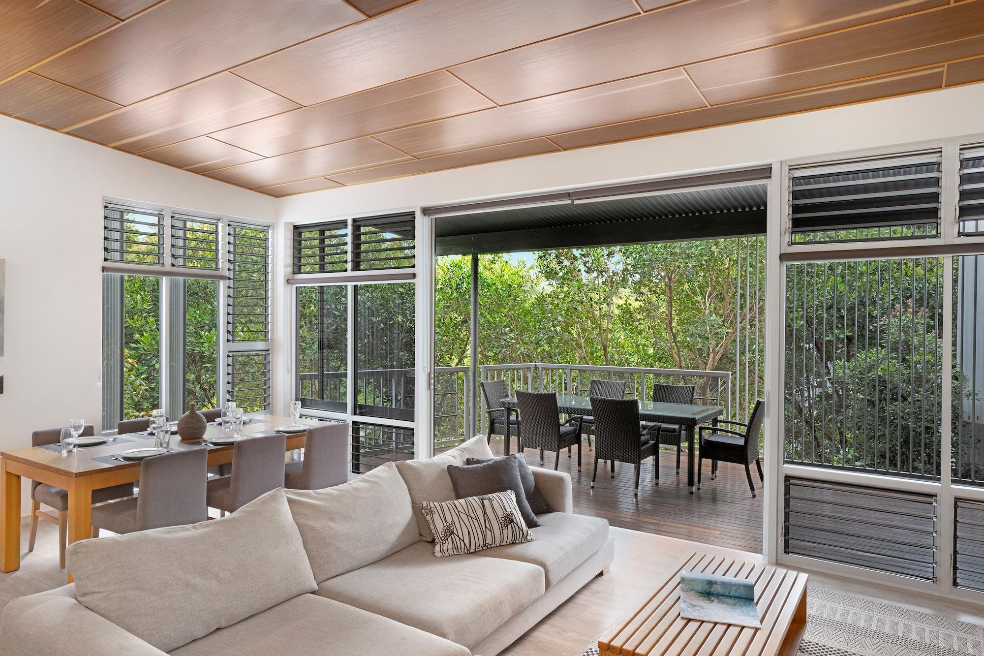 Peppers Noosa Resort And Villas Eksteriør bilde Living room with a view of the rainforest