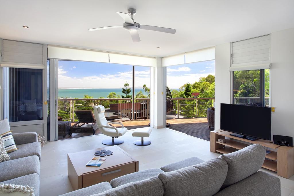 Peppers Noosa Resort And Villas Eksteriør bilde A living room with a ceiling fan