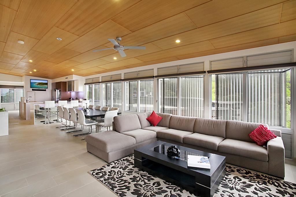 Peppers Noosa Resort And Villas Eksteriør bilde A living room with a large sectional sofa