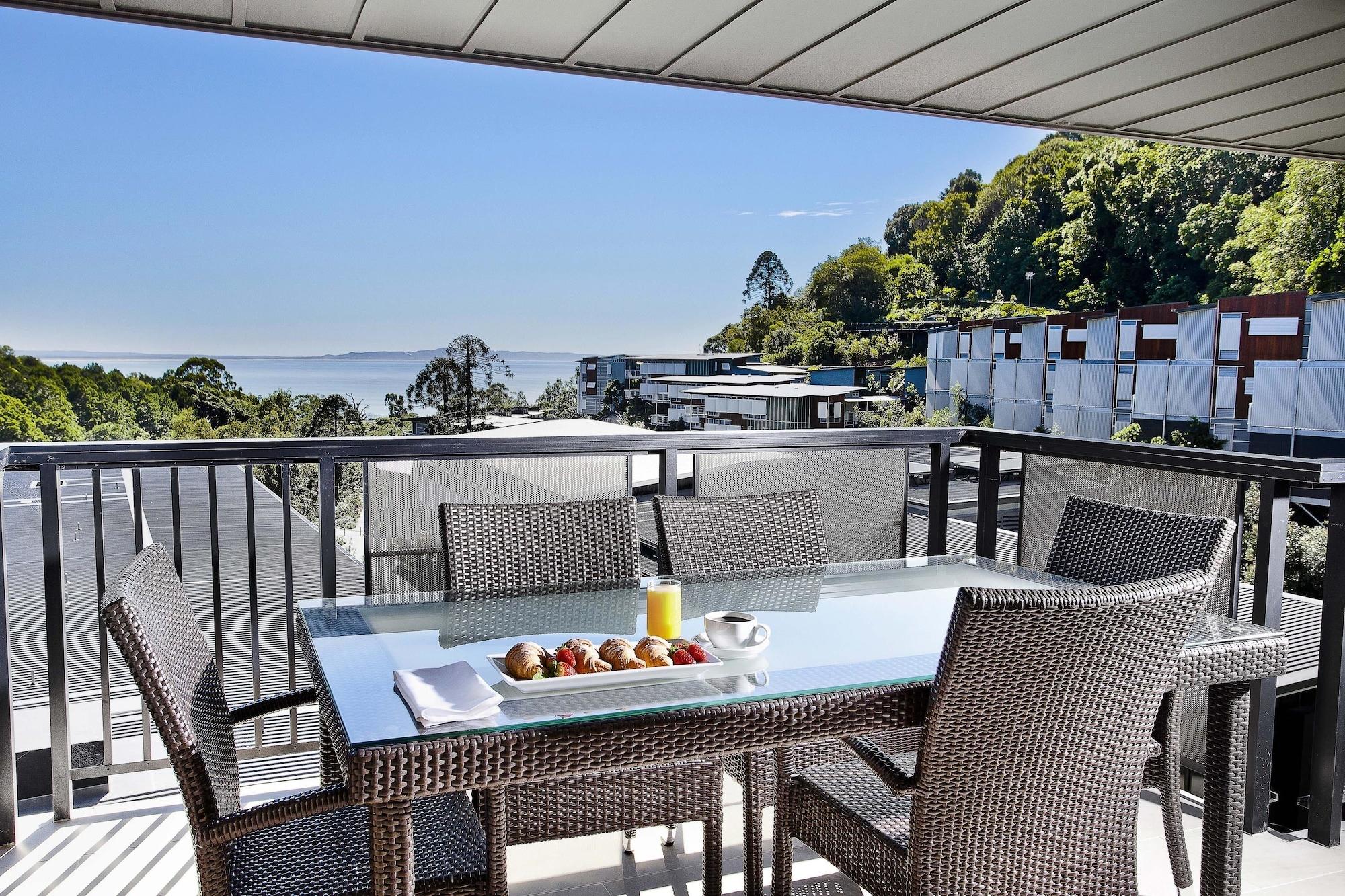 Peppers Noosa Resort And Villas Eksteriør bilde A balcony with a retractable awning